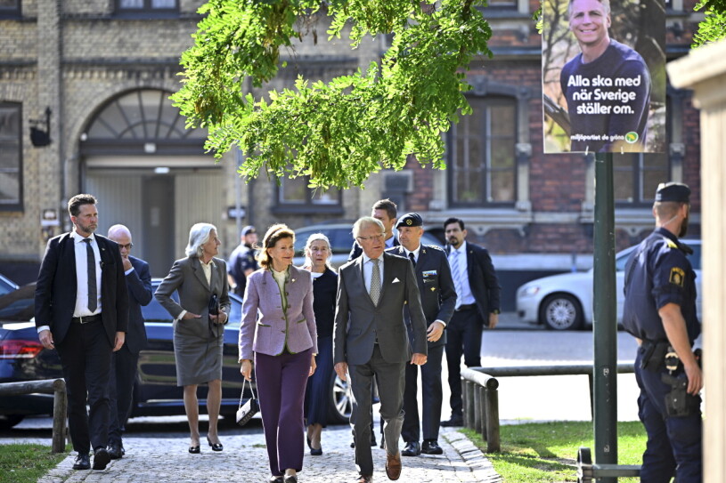 Så här såg det ut när kungen och drottningen anlände till Historiska museet i Lund i förmiddags. Kungen och drottning Silvia – kungaparet på väg till Historiska museet i Lund