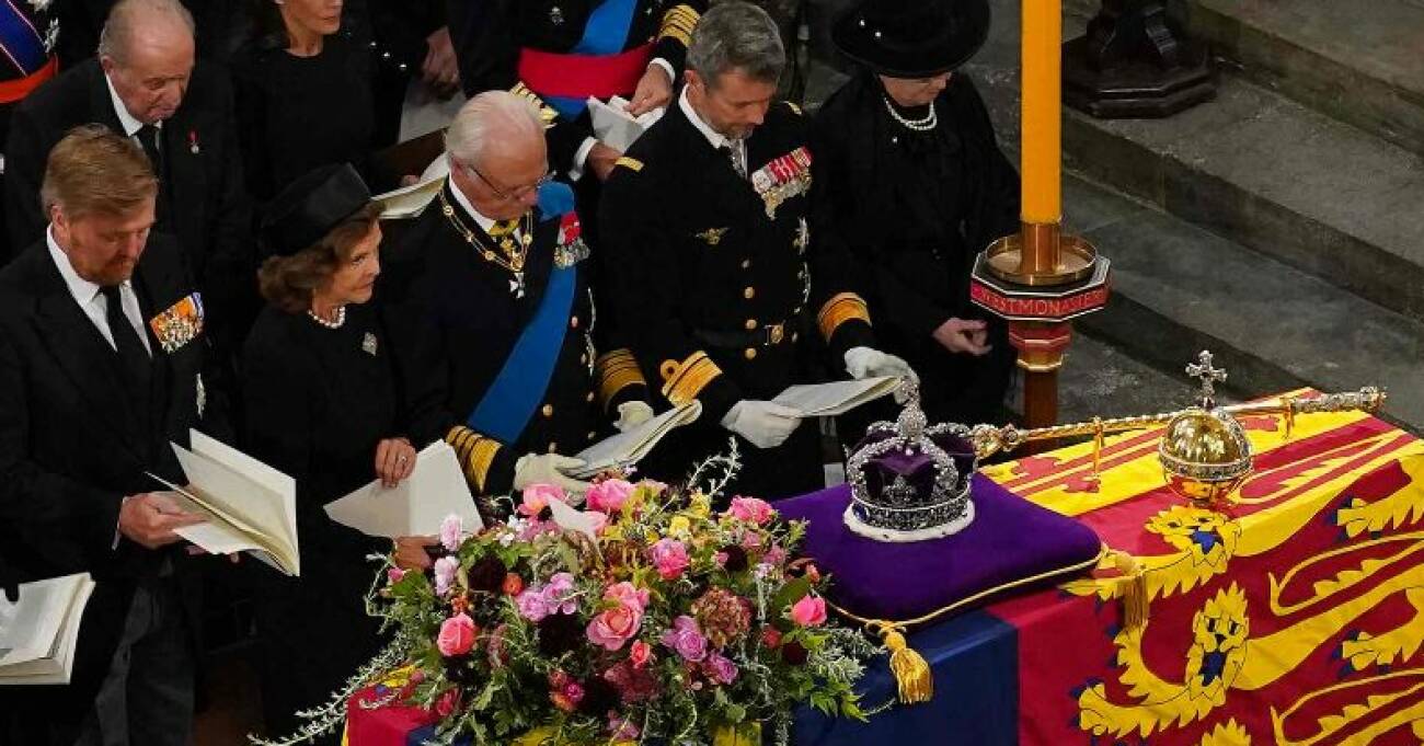 Drottning Silvia och kung Carl Gustaf sitter närmast kistan på drottning Elizabeths begravning