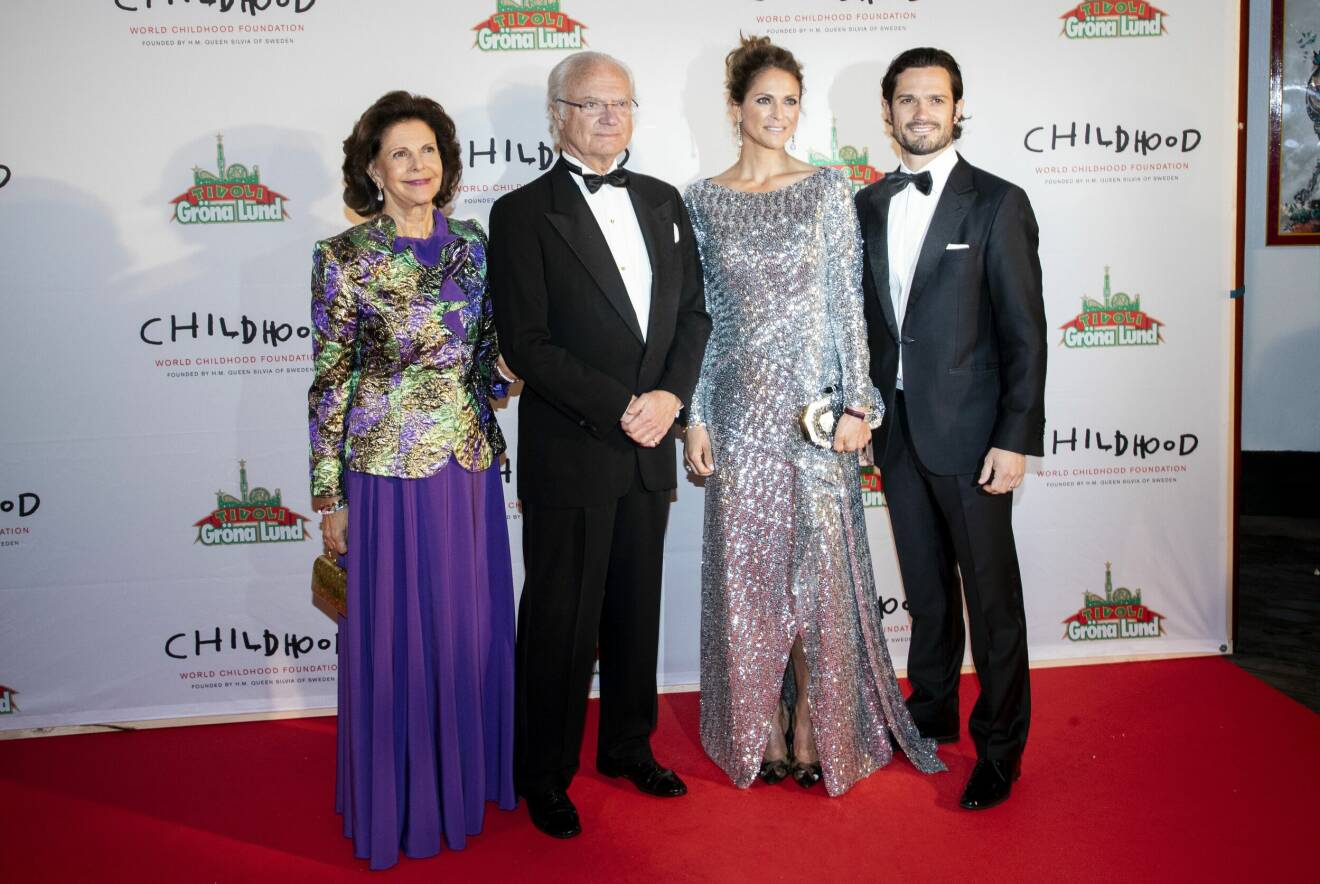 Drottning Silvia, kung Carl XVI Gustaf, prinsessan Madeleine, prins Carl Philip på röda mattan