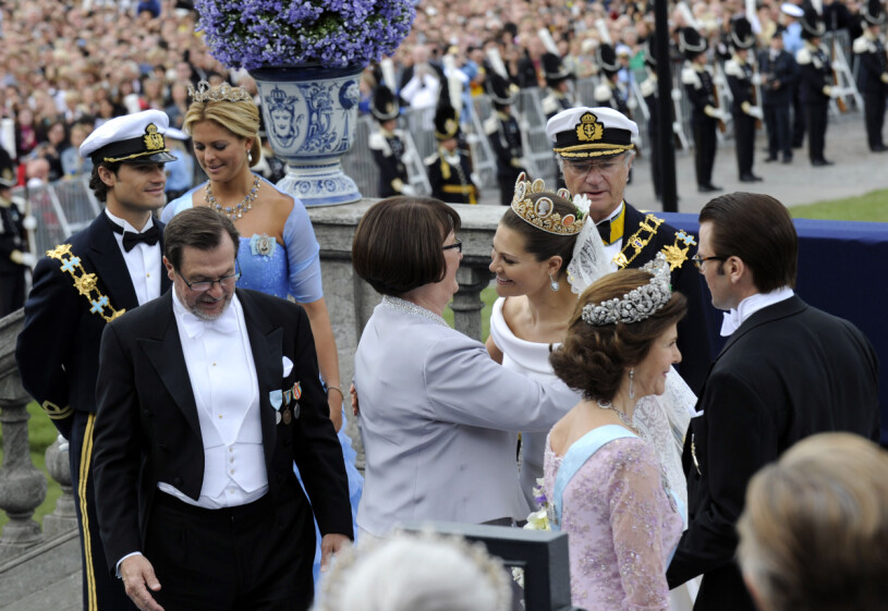Olle och Ewa är sådana fantastiska svärföräldrar! Kronprinsessan Victoria och Daniel Westling tas emot av prins Carl Philip, prinsessan Madeleine, Ewa och Olle Westling, drottning Silvia och kung Carl XVI Gustaf på Logårdstrappan efter rodden med kungaslupen till slottet i Stockholm efter bröllopet på lördagen.