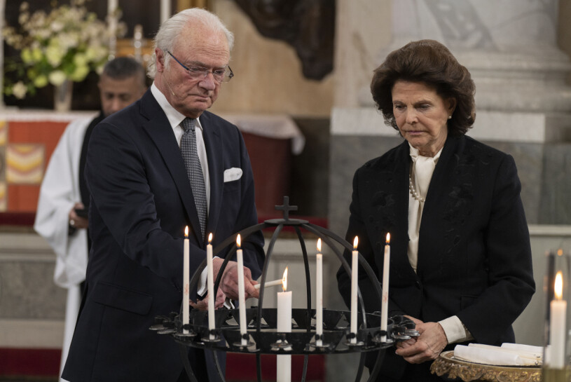 Kungen hedrade de döda, samtidigt som han ville förmedla hopp och framtidstro. Kung Carl Gustaf Drottning Silvia Minnesgudstjänst avlidna pandemin