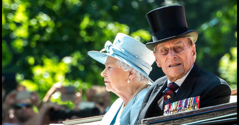 Prins Philip skulle ha fyllt 100 i juni. Foto: Drottning Elizabeth och prins Philip utomhus