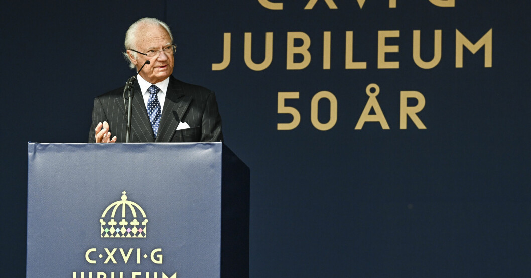 Kung Carl Gustaf talar vid Linköpings slott i samband med kungaparets länsbesök i Östergötlands län. Under året reser kungaparet till 21 län med anledning av kungens 50-årsjubileum på tronen.