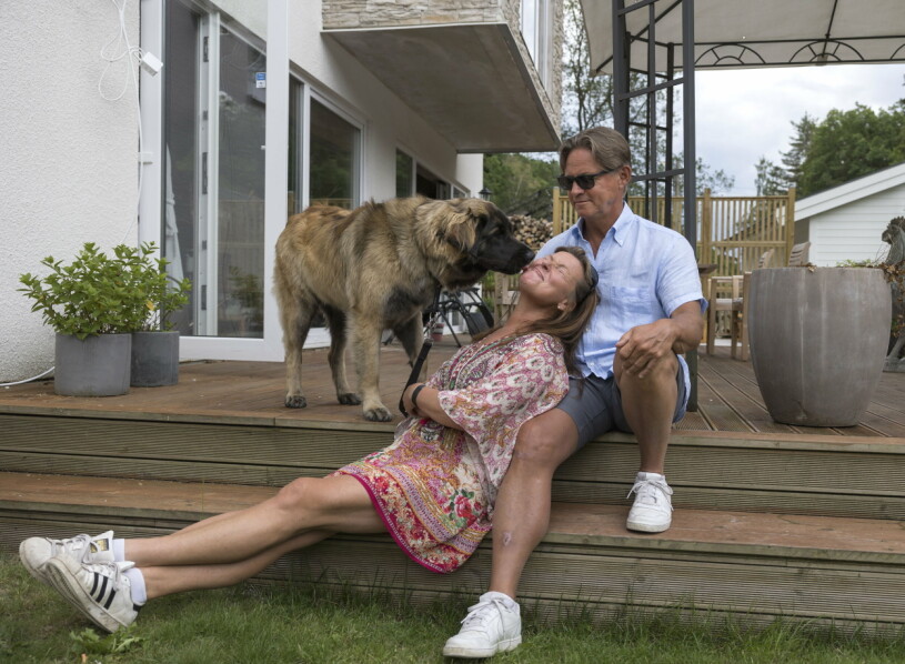Paret bor med sin hund i en villa utanför Göteborg. Lotta Engberg och Mikael Sandström hemma i villan i Mölnlycke.