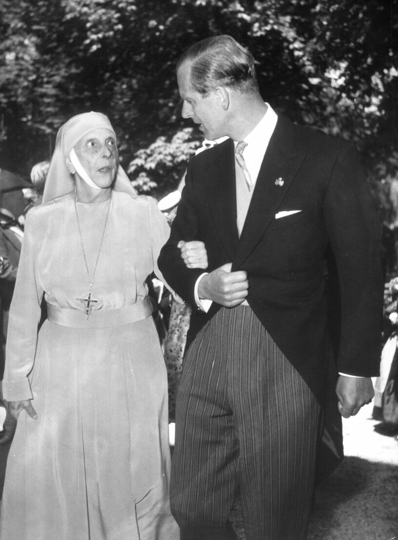 Prins Philip med sin mamma, prinsessan Alice av Battenberg, som var psykiskt sjuk under större delen av hans barndom.