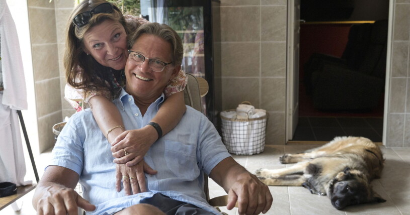 Lotta Engberg och Mikael Sandström hemma i sin villa.