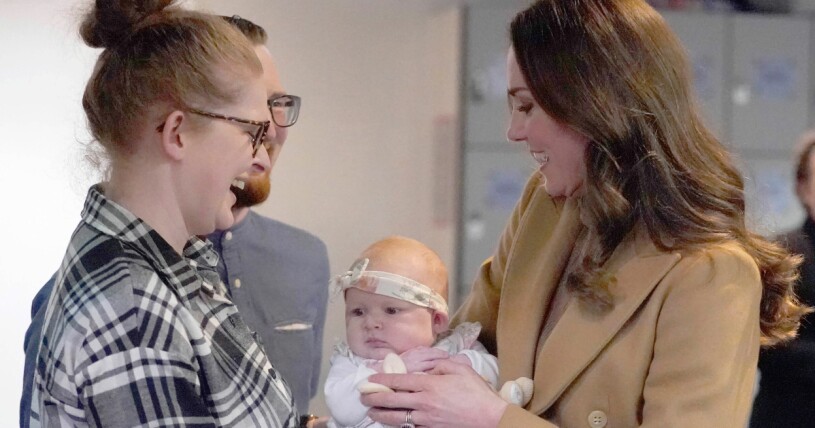 Kate fick mysa lite med en bebis! Kate Middleton