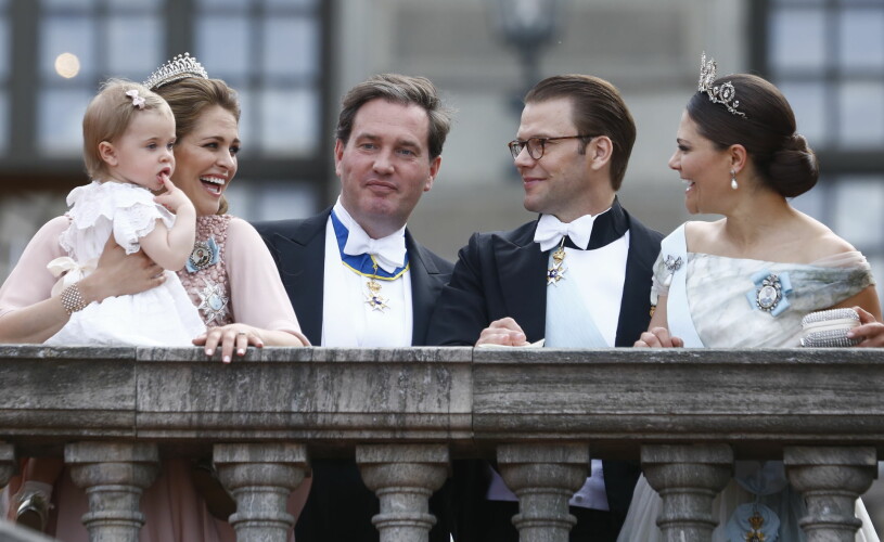 Chris hade nog helst velat stänga dörren till familjens liv helt. Men nu är han gift med en prinsessa och medlem i den svenska kungafamiljen. Och då blir det svårt. Prinsessan Madeleine Chris O'Neill Prins Daniel Kronprinsessan Victoria