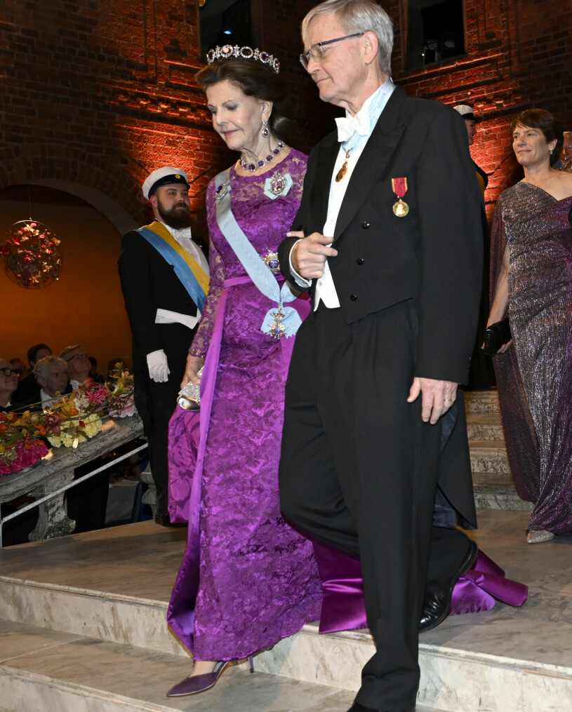 Drottning Silvia på Nobelfesten 2022 – Nobelbanketten i Blå hallen