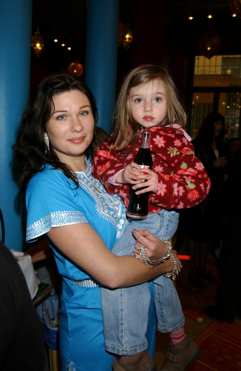 Juni 2004 Dominika Peczynski med dottern Hannah