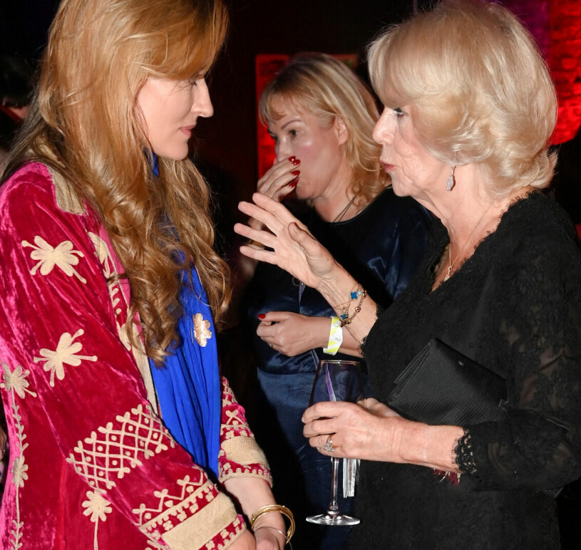 Den nya bilden på Camilla med Natascha McElhone har väckt stor uppmärksamhet. Drottning Camilla med Natascha McElhone som spelar prins Philips väninna lady Penny i nya The Crown