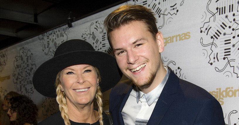 Mamma Efva Attling med minstingen Simon Strömstedt på Musikförläggarnas pris 2016. Efva Atlling och sonen Simon Strömstedt