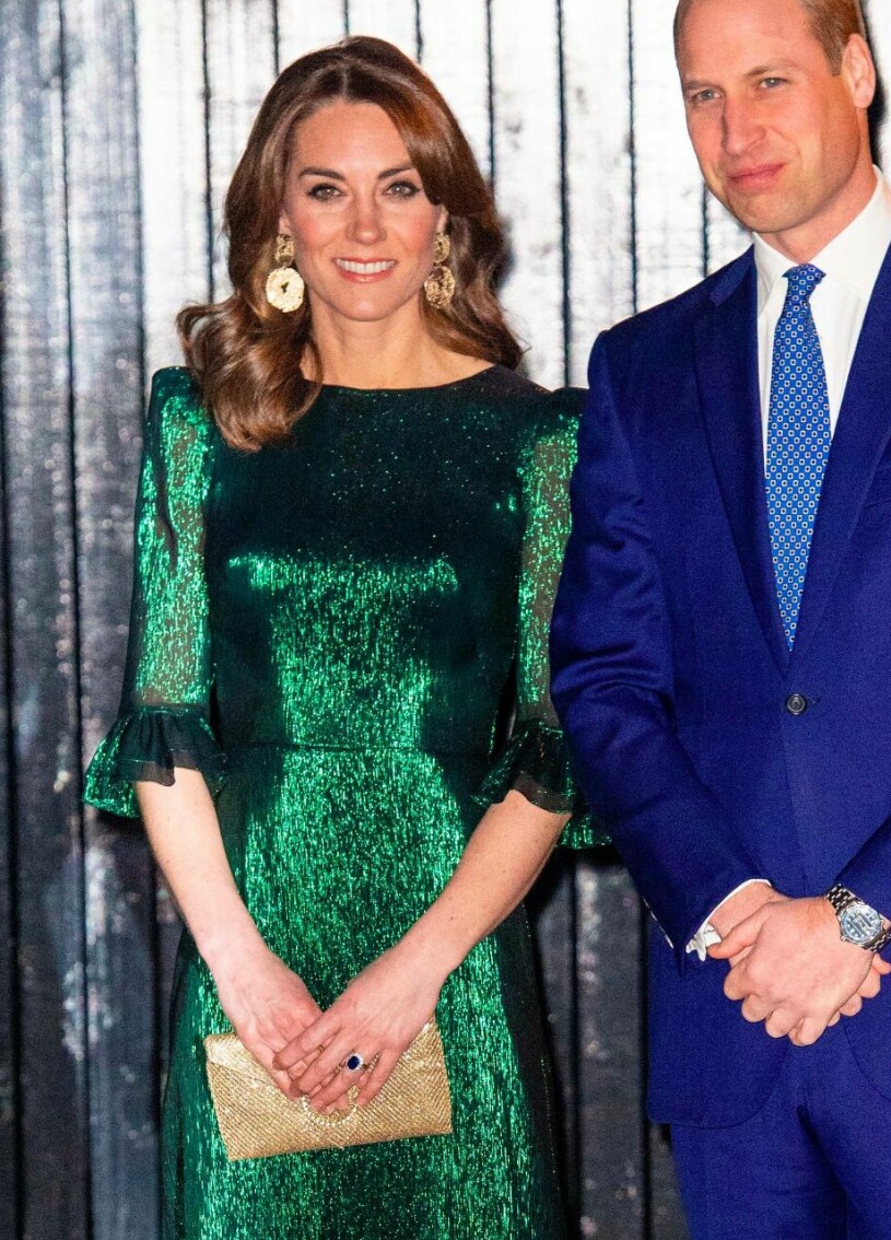 Tur att Kate lät denna hänga kvar i garderoben! Kate i grön klänning med paljetter från Vampire’s Wife