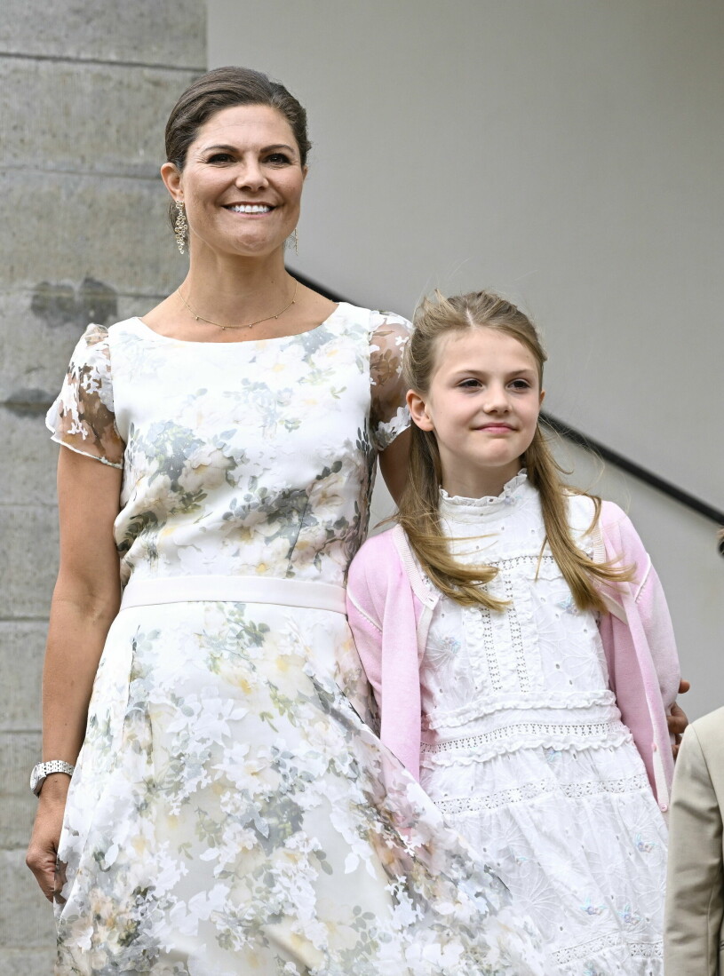 Idag firas Estelle för fullt hemma på Haga! Kronprinsessan Victoria och prinsessan Estelle vid firandet av kronprinsessan Victorias födelsedag på Solliden, Öland 2022-07-14