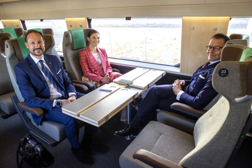 På väg mot Sveriges framsida. Victoria fick fönsterplatsen. Kronprinsessan Victoria Prins Daniel Kronprins Haakon på väg med tåg till Göteborg