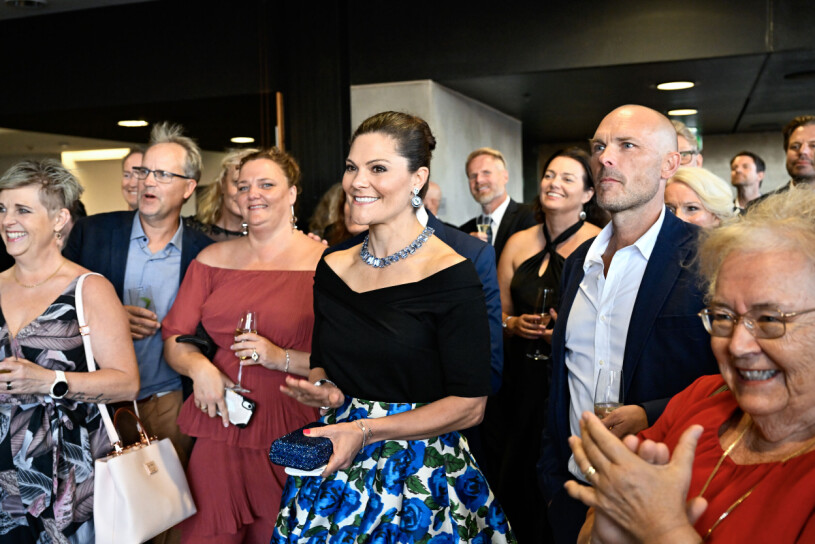 Kronprinsessan i festvimlet med några av kvällens 200 gäster. Kronprinsessan Victoria i festvimlet på Contemporary Art Museum i Sydney