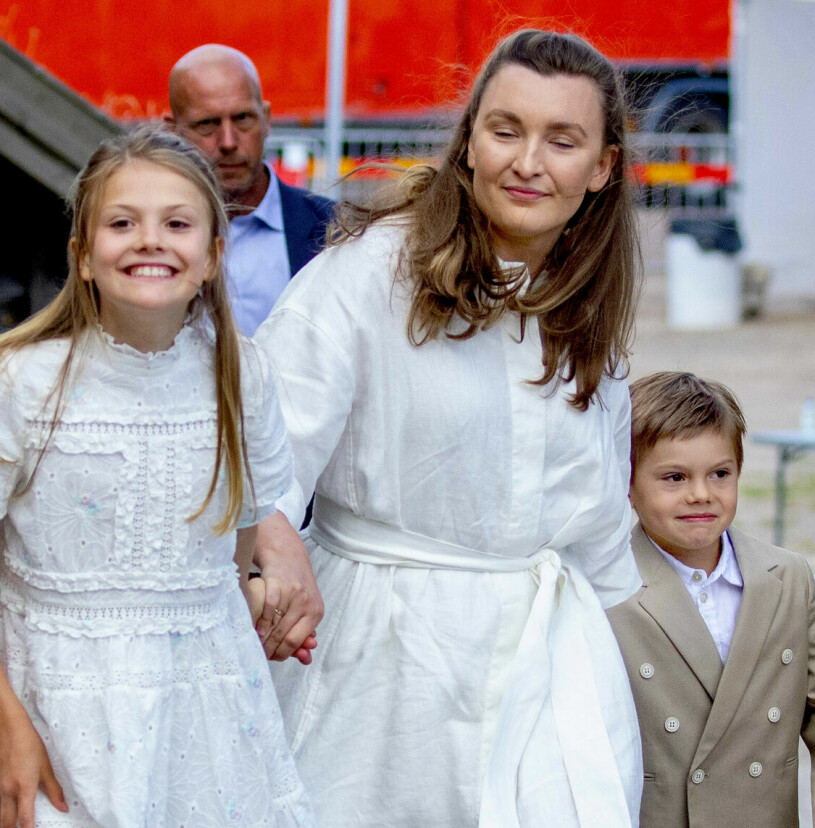 Estelles och Oscars barnsköterska med sina skyddslingar på Borgholms slott nu i kväll. Prinsessan Estelle och prins Oscar med sin nanny