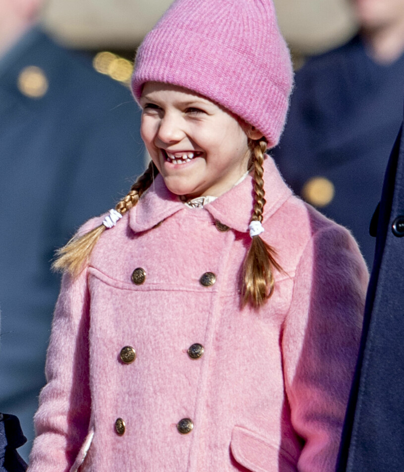 Tandglugg och flätor – så här såg Estelle ut när Victorias namnsdag firades 2019. Och nu när det äntligen är dags igen så har hon hunnit fylla tio! Prinsessan Estelle firar kronprinsessan Victorias namnsdag 2019