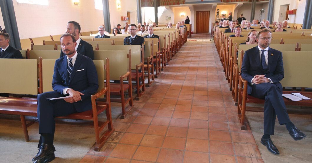 Innan besöket på Utøya deltog kronprins Haakon i en minnesgudstjänst i kyrkan Hole i närheten av Utøya. Kronprins Haakon