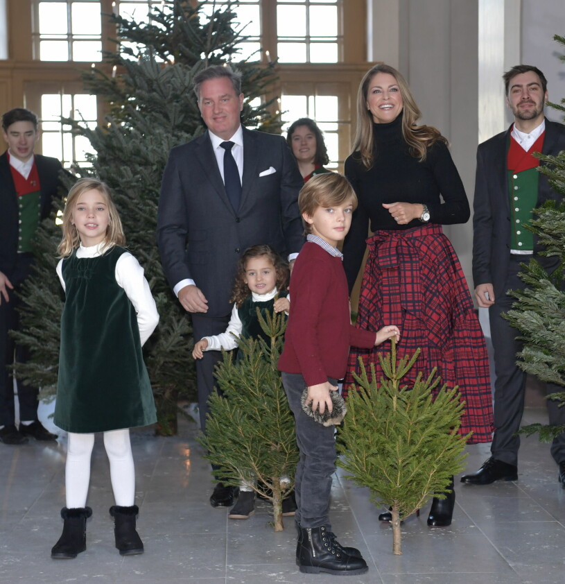Förra året var det Madeleine och Chris som tog emot granarna – och satte julstämningen. Prinsessan Madeleine med familj tar emot granar på slottet 2021