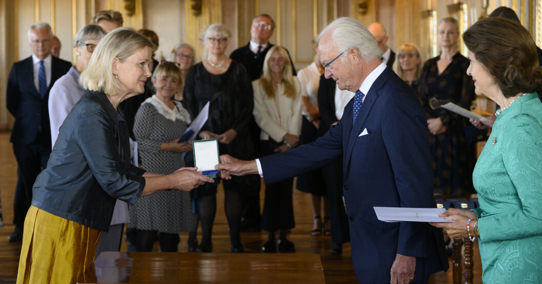 Sissela Kyle får medalj av kungen. Sissela Kyle och kungen