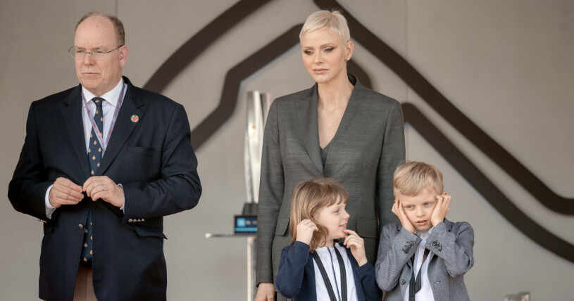 Furstefamiljen på motosporteventet Monaco E-prix. Gabriella och Jacques verkar missnöjda med ljudnivån... Furst Albert, furstinnan Charlene, prinsessan Gabriella och prins Jacques