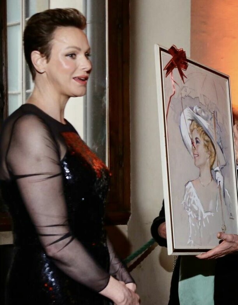 Furstinnan Charlene med porträttet av Grace Kelly som hon och Albert fått i gåva