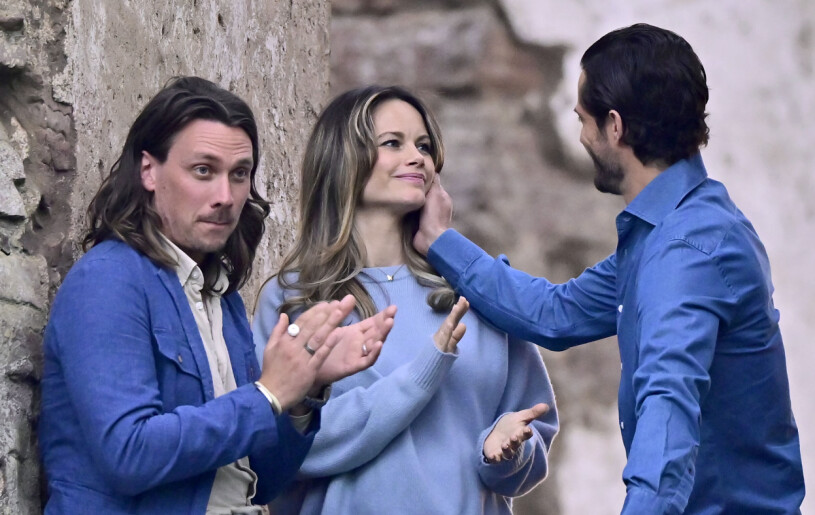 Carl Philip la en öm hand på Sofias kind under konserten. Prinsessan Sofia Prins Carl Philip