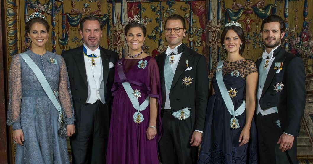 2015 dök Chris O'Neill upp på Nobelmiddagen. Prinsessan Madeleine, Chris O'Neill, kronprinsessan Victoria, prins Carl Philip, prinsessan Sofia och prins Carl Philip