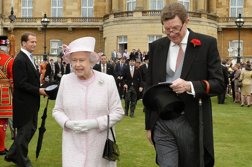 Drottningen med Earl Peel. Drottning Elizabeth Earl Peel Brittiska hovet Tidigare riksmarskalk