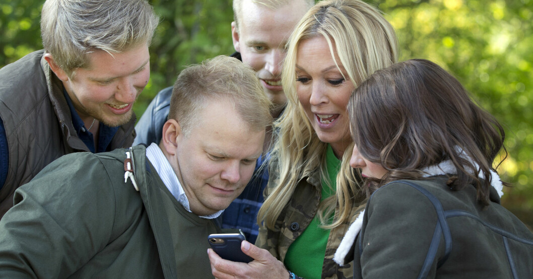 Linda Lindorff tillsammans med bönder som söker kärleken. Linda Lindorff