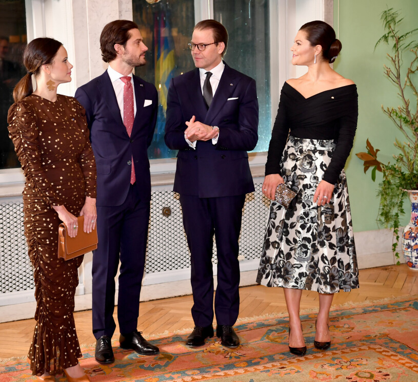 Prinsessan Sofia glammade till det med paljetter, medan Victoria gick på fest i denna sidenblanka partykjol. Prinsessan Sofia prins Carl Philip Prins Daniel Kronprinsessan Victoria Svarsmottagning Spanska statsbesöket