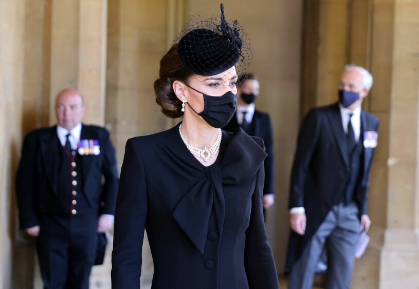 Kate i klänning från Roland Mouret – toppad med drottningens spektakulära pärlhalsband The Four Row Japanese Pearl Choker. Kate Hertiginnan Catherine i drottning Elizabeths pärlshalsband