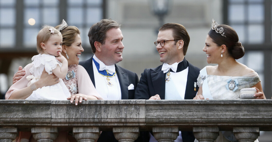 Kungafamiljen brukar vanligtvis inte kommentera rykten. Prinsessan Leonore, prinsesan Madeleine, Chris O´Neill, Prins Daniel och kronprinsessan Victoria tittar på kortegen med prins Carl Philip och prinsessan Sofia efter vigsel i Slottskyrkan 13 juni 2015.