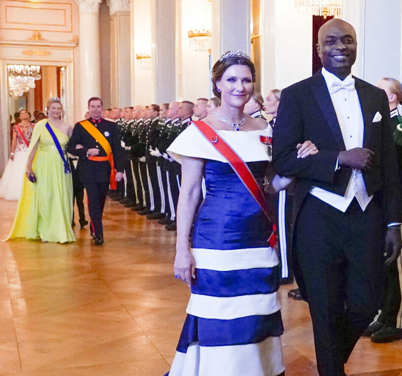 Märtha Louise och Durek Verrett på galamiddag i Oslo. Längst till vänster skymtar kronprinsessan Victoria.