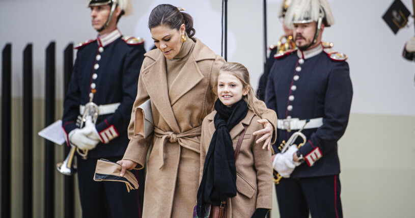Kronprinsessan Victoria och prinsessan Estelle invigde Guldbron i matchande kläder. Kronprinsessan Victoria och prinsessan Estelle