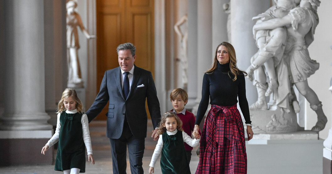 Chris O`Neill, prinsessan Madeleine och barnen prinsessan Leonore, prinsessan Adrienne och prins Nicolas är hemma i Sverige igen. Chris O`Neill och prinsessan Madeleine med barnen prinsessan Leonore, prinsessan Adrienne och prins Nicolas på väg att ta emot granar inför julfirandet från Skogshögskolans studentkår på Stockholms slott 2021