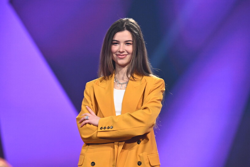 Maria Sur tävlar i årets Melodifestivalen med låten “Never give up”. Maria Sur, som tävlar med låten “Never give up”, under fredagens presskonferens inför genrepet av Melodifestivalens andra deltävling, som hålls i Saab Arena i Linköping.