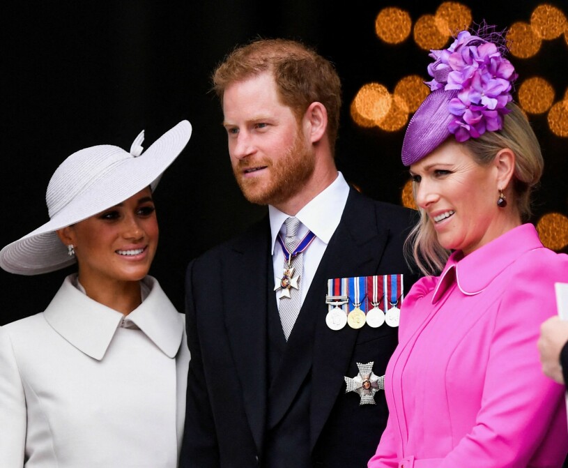 Zara Phillips med Meghan och prins Harry när drottning Elizabeth firades i fredags. Meghan Markle Prins Harry och Zara Phillips när drottning Elizabeth firade 70 år på tronen