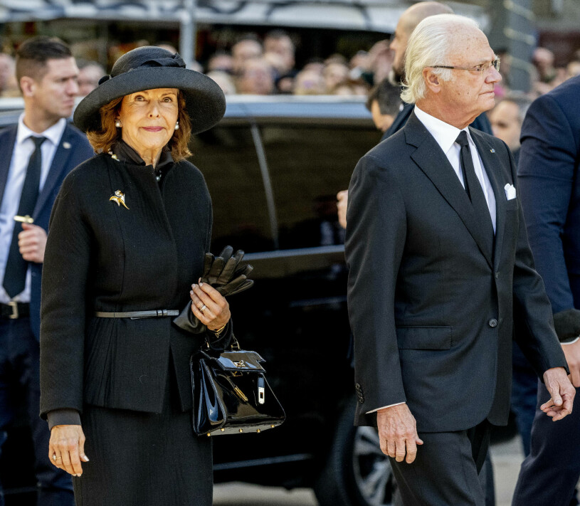 Vad sätter man på sig på en kunglig begravning? Vårt eget stilproffs Silvia har det perfekta svaret. Drottning Silvia och kungen på kung Konstantins begravning i Aten