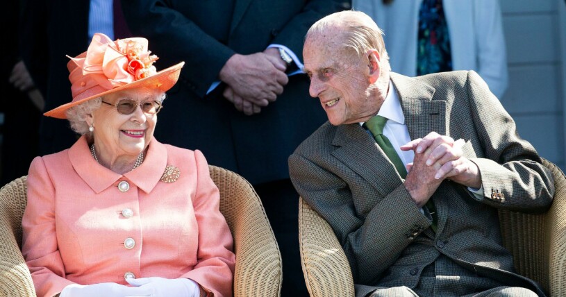I år skulle drottning Elizabeth och prins Philip firat 74 år som gifta. Foto: Drottning Elizabeth och prins Philip ler