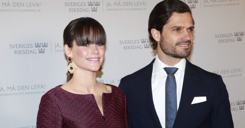 Prinsessan Sofia strålade i sin nya frisyr! Prinsessan Sofia och prins Carl Philip i riksdagen med föreställningen ”Fira demokratin – 100 år” i Annexet.