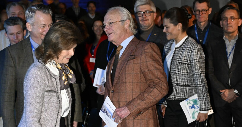 Drottning Silvia och kronprinsessan Victoria hade valt en liknande outfit och strålade på konferensen i Sälen! Drottning Silvia, kung Carl Gustaf och kronprinsessan Victoria