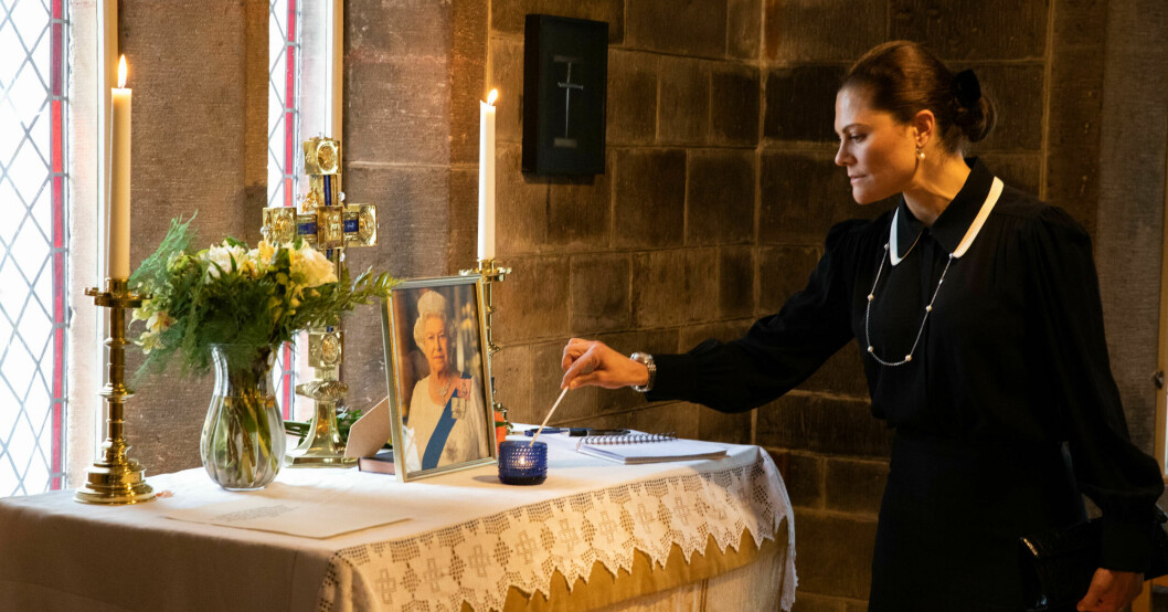 Under måndagen tände Victoria ljus för drottning Elizabeth. Foto Kronprinsessan Victoria tänder ljus för drottning Elizabeth