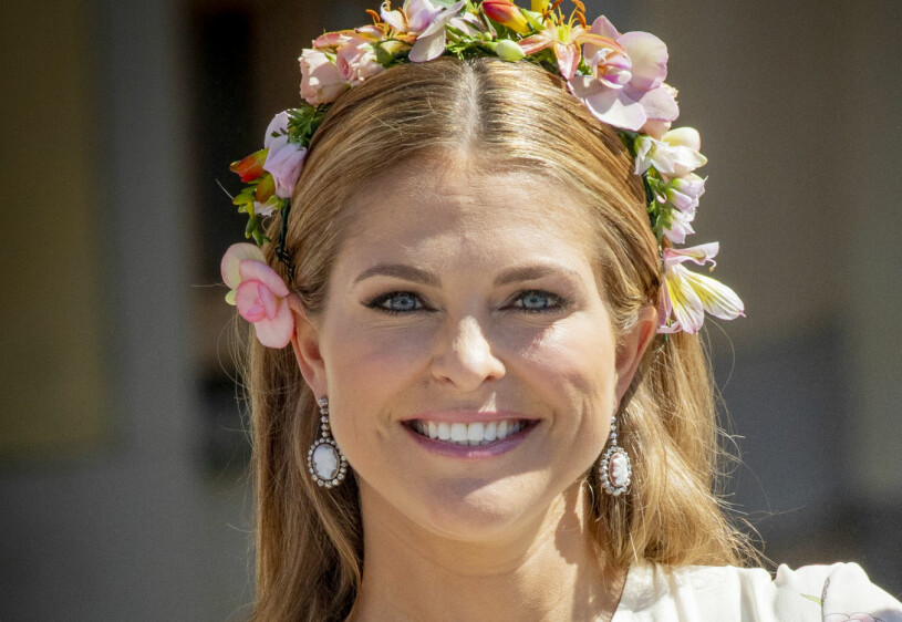 Solen fick Madeleines hår att skifta i rött. Här ser du också hennes fina blomsterfrisyr, en fullträff från prinsessan Adriennes dop.