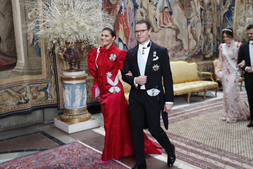 Kronprinsessan Victoria och prins Daniel anländer till kungens traditionsenliga middag för Nobelpristagarna på Stockholms slott.