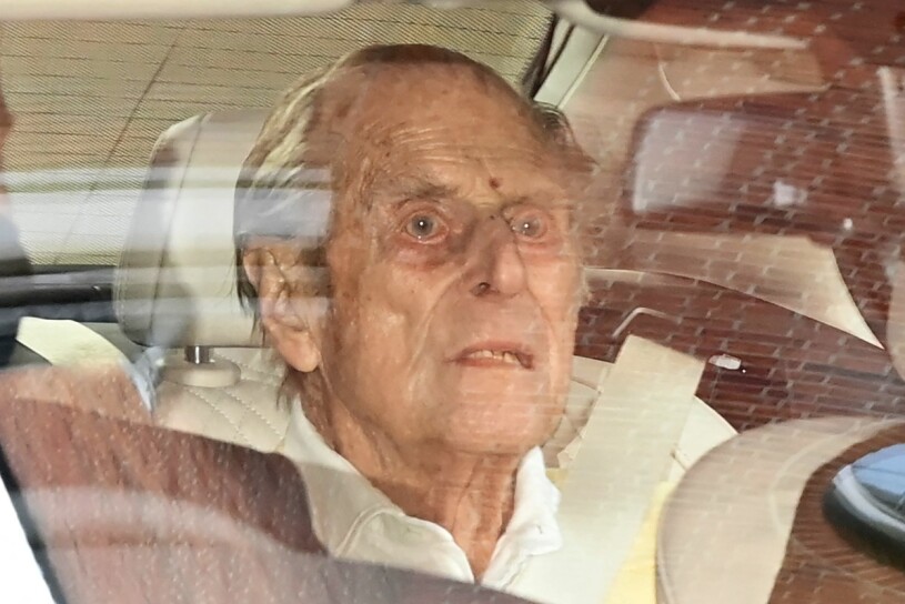 Prins Philip lämnade sjukhuset vid lunchtid i dag, klädd i vit skjorta och ljusgul tröja. Prins Philip lämnar King Edward VII-sjukhuset
