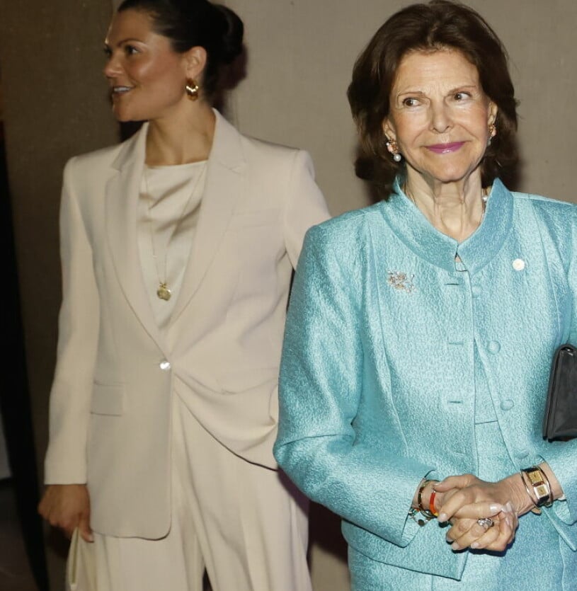 Vit kostym på Victoria och turkos dräkt på drottningen. Kronprinsessan Victoria och drottning Silvia hyllade OS-stjärnorna