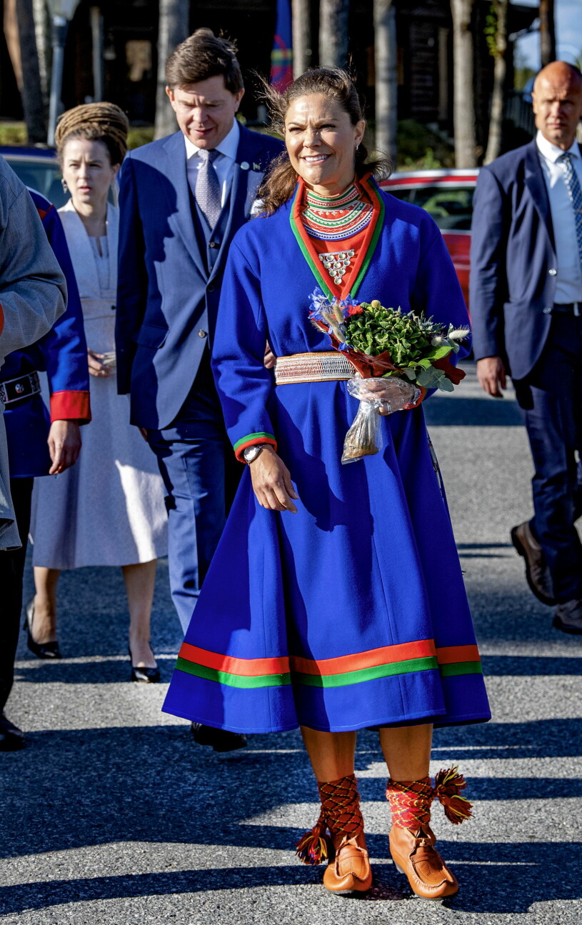 Kronprinsessan i sin vackra kolt. Hon har haft den i tolv år och den är sydd av storslöjdaren Lena Persson. Kronprinsessan Victoria i Samedräkt Kolt Sametinget 2021 Lycksele