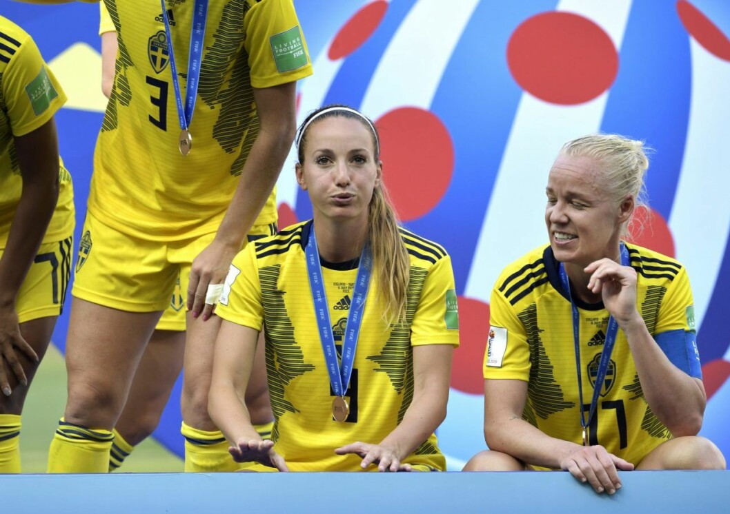 Kosovare Asllani och Caroline Seger fick inte träffa kungen och Silvia. Kosovare Asllani och Caroline Seger fick inte träffa kungen och Silvia.